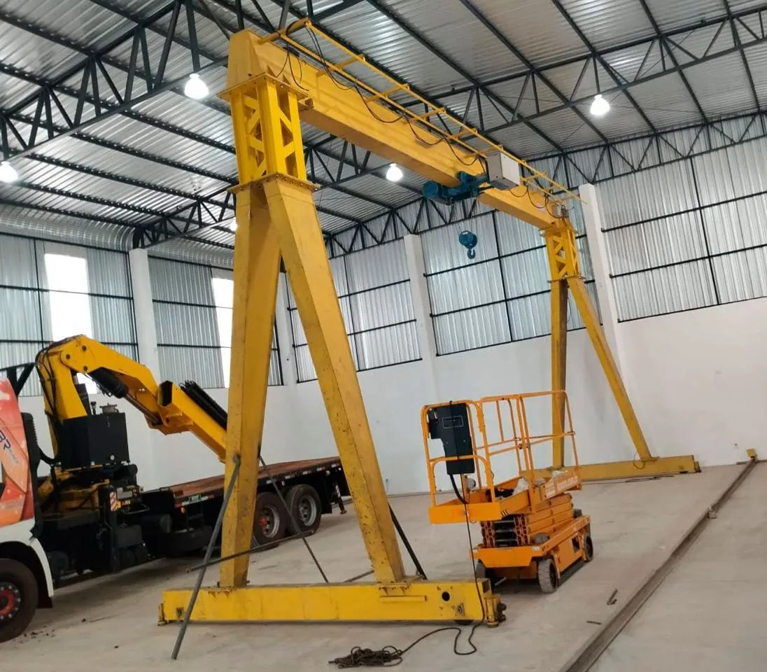 Ponte rolante amarela com adaptação na parte superior em galpão industrial